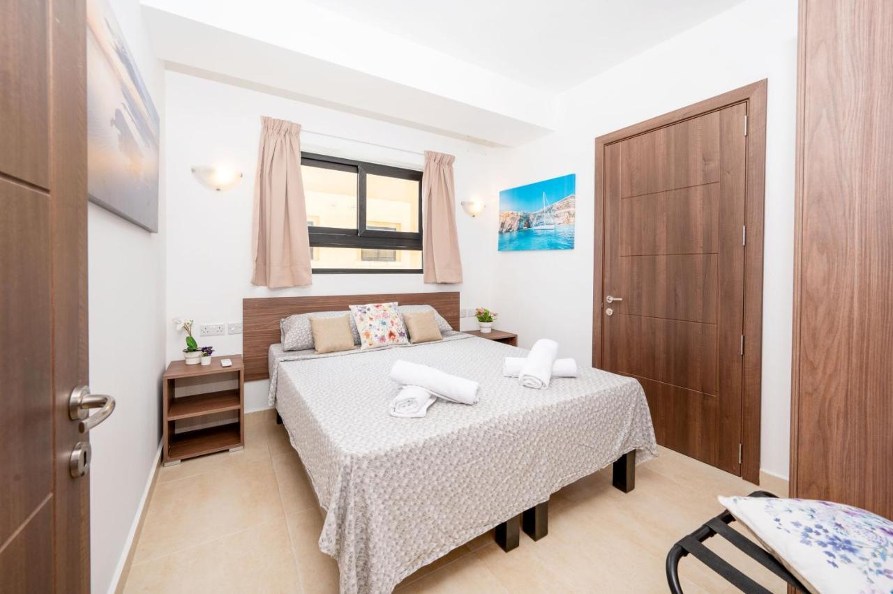 Islet Promenade Seafront Apartment With Large Corner Terrace By Getawaysmalta St. Paul's Bay Exteriér fotografie