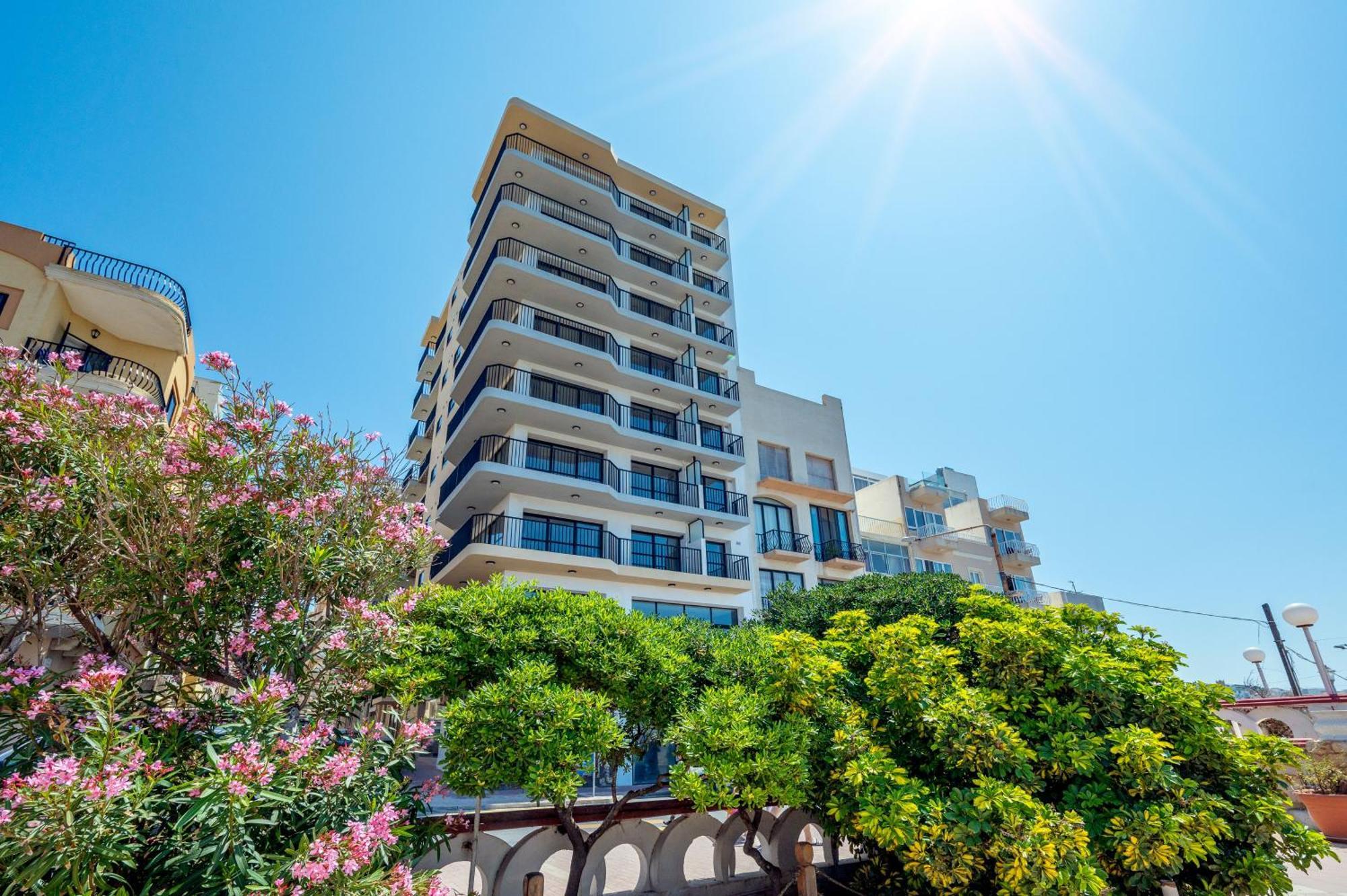 Islet Promenade Seafront Apartment With Large Corner Terrace By Getawaysmalta St. Paul's Bay Exteriér fotografie